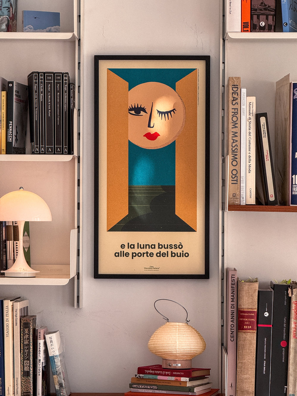 Poster "E la luna bussò", omaggio a Loredana Bertè. Con cornice nera e appeso al muro.