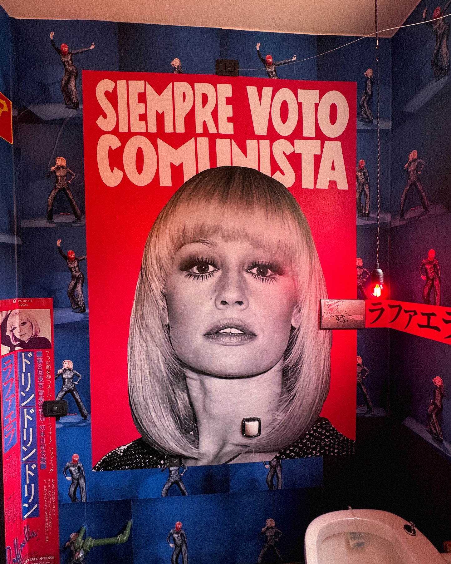 Poster "Siempre Raffaella", omaggio a Raffaella Carrà.